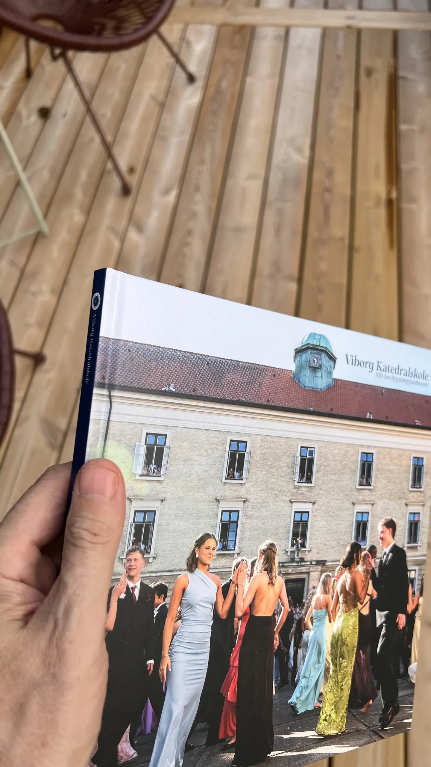 Viborg Katedralskoles årsskrift 2026 holdt i hånden